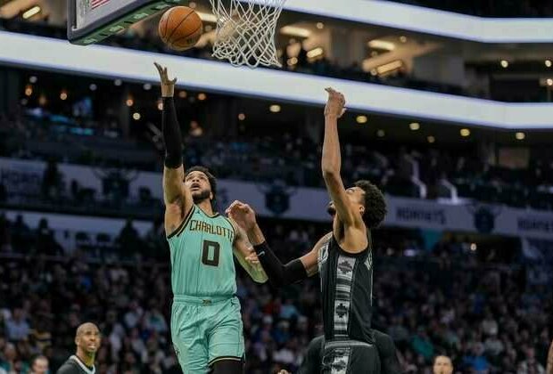 Hornets use late three vs. Spurs to halt six-game slide