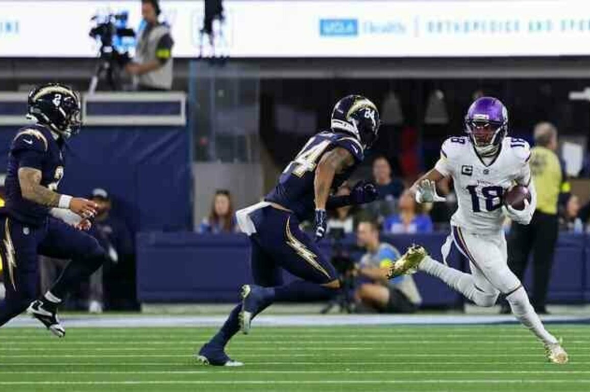 Justin Jefferson Becomes NFL's Youngest to 8,000 Receiving Yards