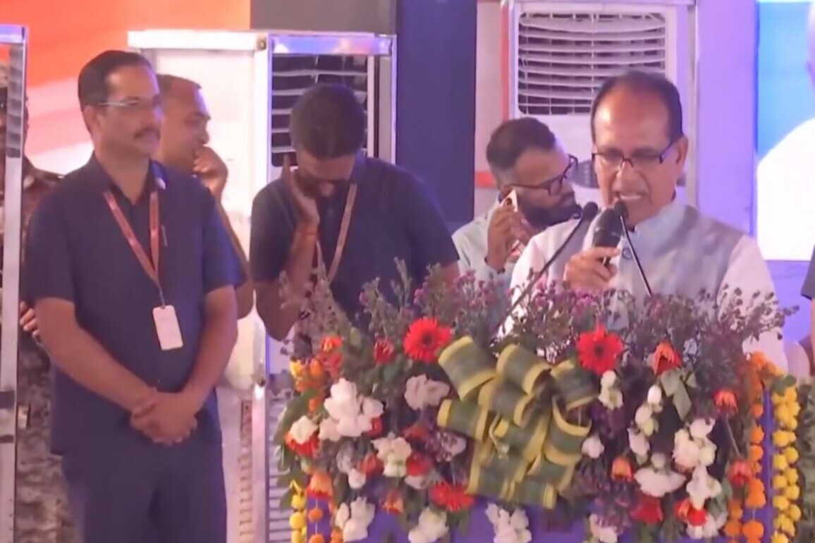 "Under PM Awas Yojana, we pledge that no poor person shall remain without roof over head", says Union Minister Shivraj Singh Chouhan