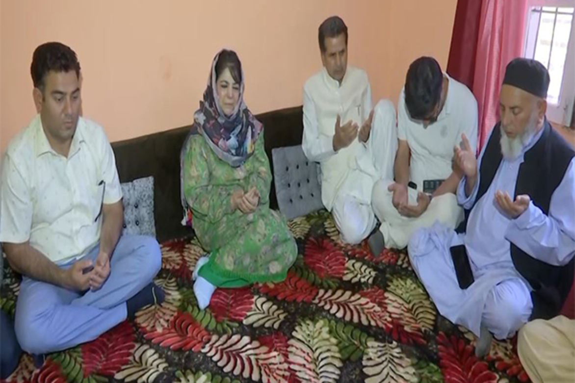 Mehbooba Mufti meets families of civilians killed in Pakistan shelling in Poonch