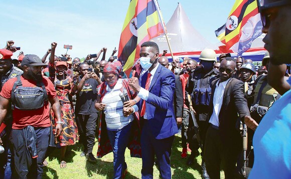 Bobi Wine nga yaakatuuka e Buliisa. Bobi Wine nga yaakatuuka e Buliisa.