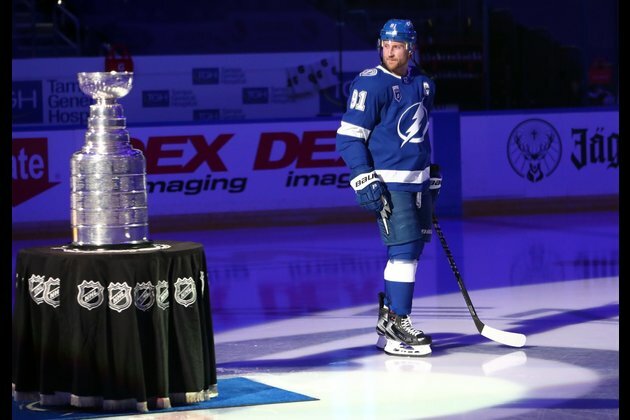 Lightning start strong, roll over Blackhawks