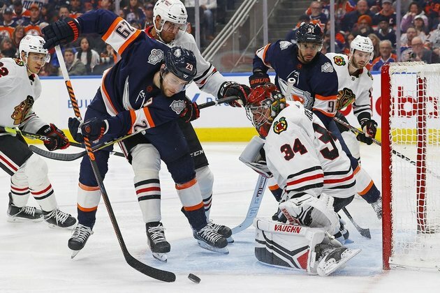 Amateur goalie completes Oilers' blowout of Blackhawks