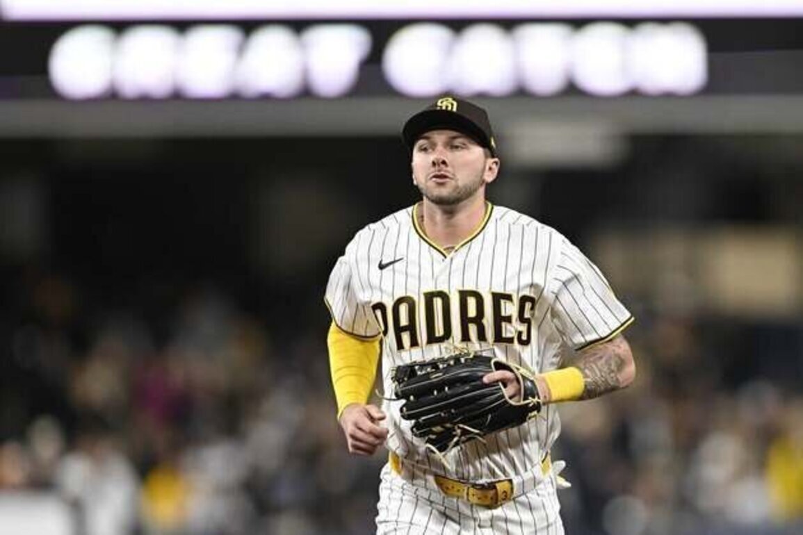 Padres' Jackson Merrill suffers apparent back injury