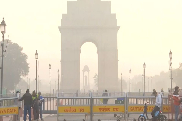 Delhi enveloped in toxic smog as air continues to be 'very poor' at 341 AQI despite slight improvement