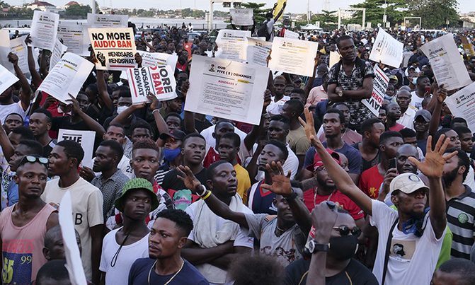 Huge crowds help swell Nigeria police brutality protest Huge crowds help swell Nigeria police brutality protest