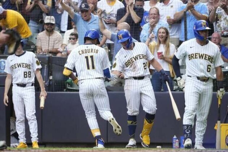 Brewers' Jackson Chourio, Andrew Vaughn on track to return next week