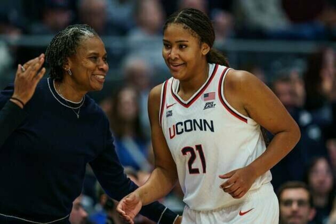 Women's Top 25 roundup: Sarah Strong, No. 1 UConn drub Ohio State