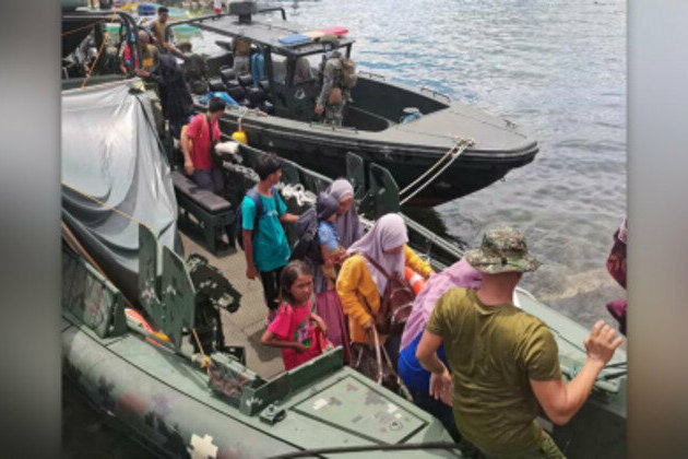 Troops rescue 13 people on burning boat off Tawi-Tawi