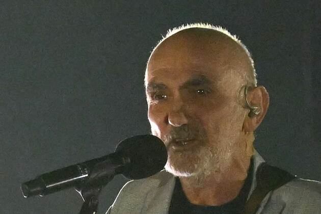 Aussie icons Paul Kelly and Adam Briggs stun AFL crowd as they perform at the MCG in Melbourne