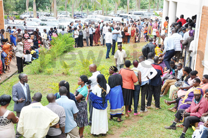  eople queueing to register for national identification cards at s akiso offices on uesday hoto by ob antakiika