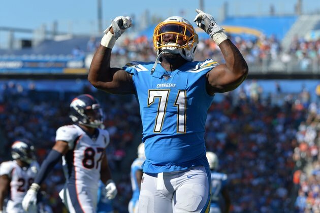 Chargers re-sign DL Square
