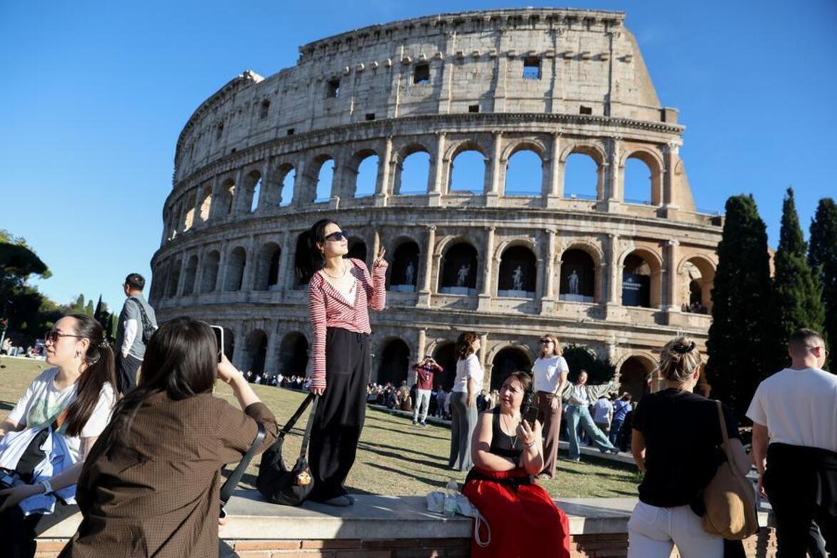 Xinhua Headlines: The boom in China-Europe travel runs in both directions