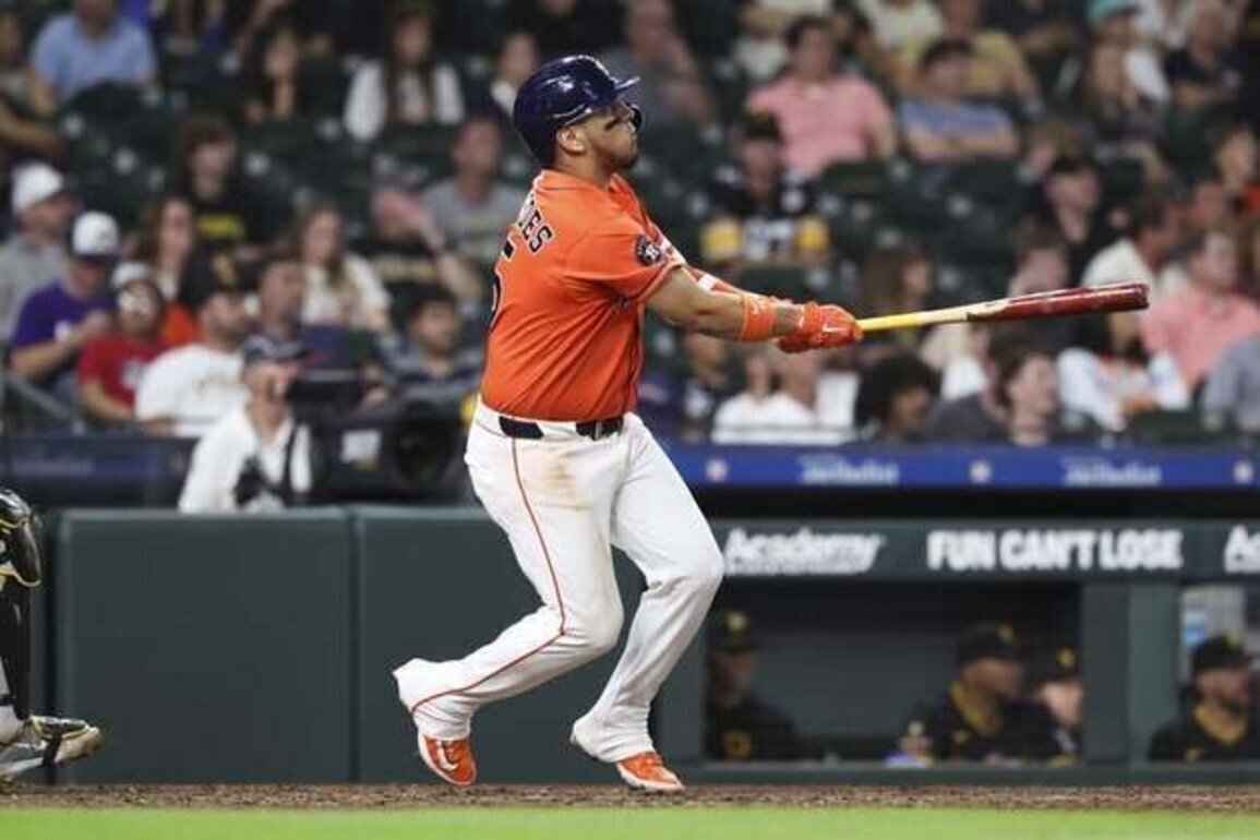Astros erase 5-run deficit, emerge with 11-9 win over Pirates