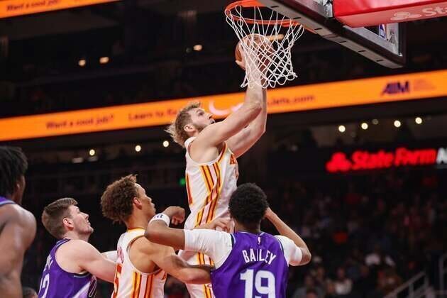 Jock Landale, in debut with new team, helps Hawks down Jazz