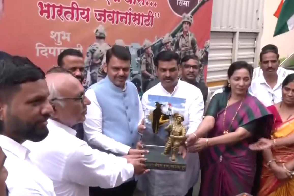 Maharashtra CM flags off trucks carrying Diwali sweets for Army jawans