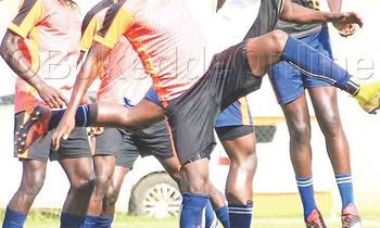 Abazannyi ba KCCA (ku kkono) mu mupiira gw'omukwano ne ttiimu y'eggwanga eya U17. KCCA yawangudde (5-1). Abazannyi ba KCCA (ku kkono) mu mupiira gw'omukwano ne ttiimu y'eggwanga eya U17. KCCA yawangudde (5-1).