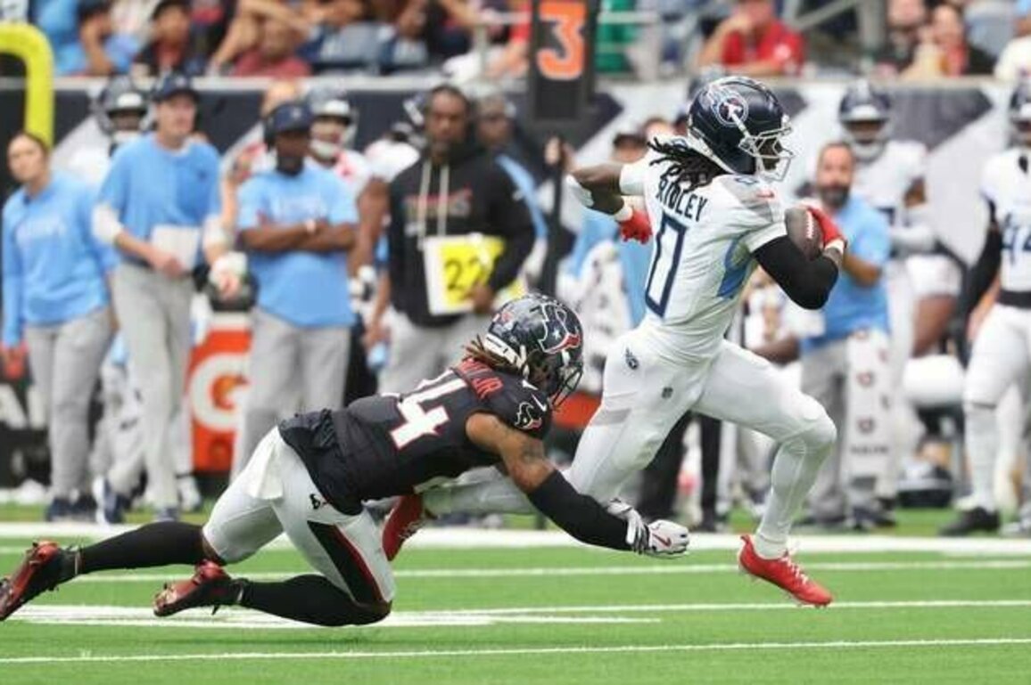 Titans' Calvin Ridley sustains broken fibula, will miss rest of season