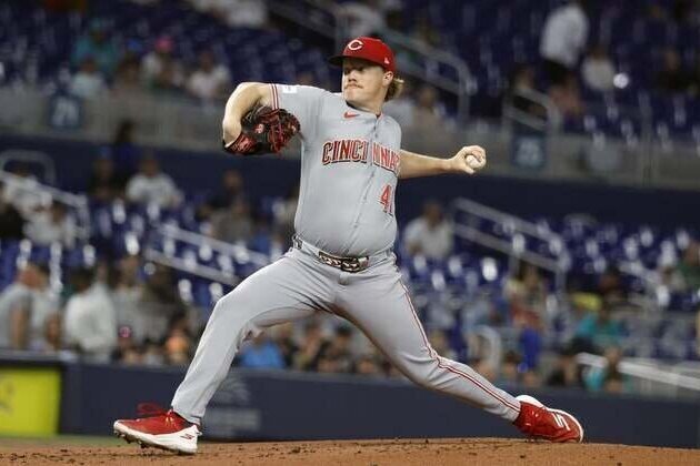 Reds avoid near-blanking, force extras to stun Marlins