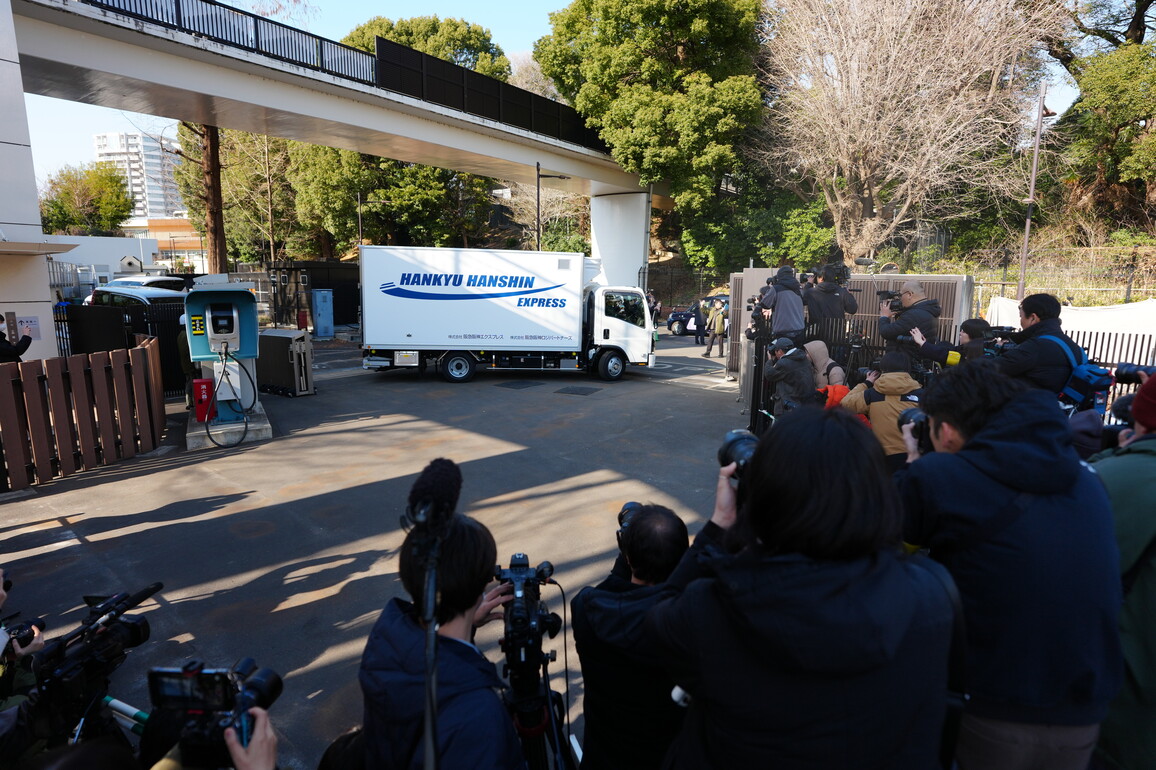 Photo Flash | Last remaining twin giant pandas in Japan depart for China