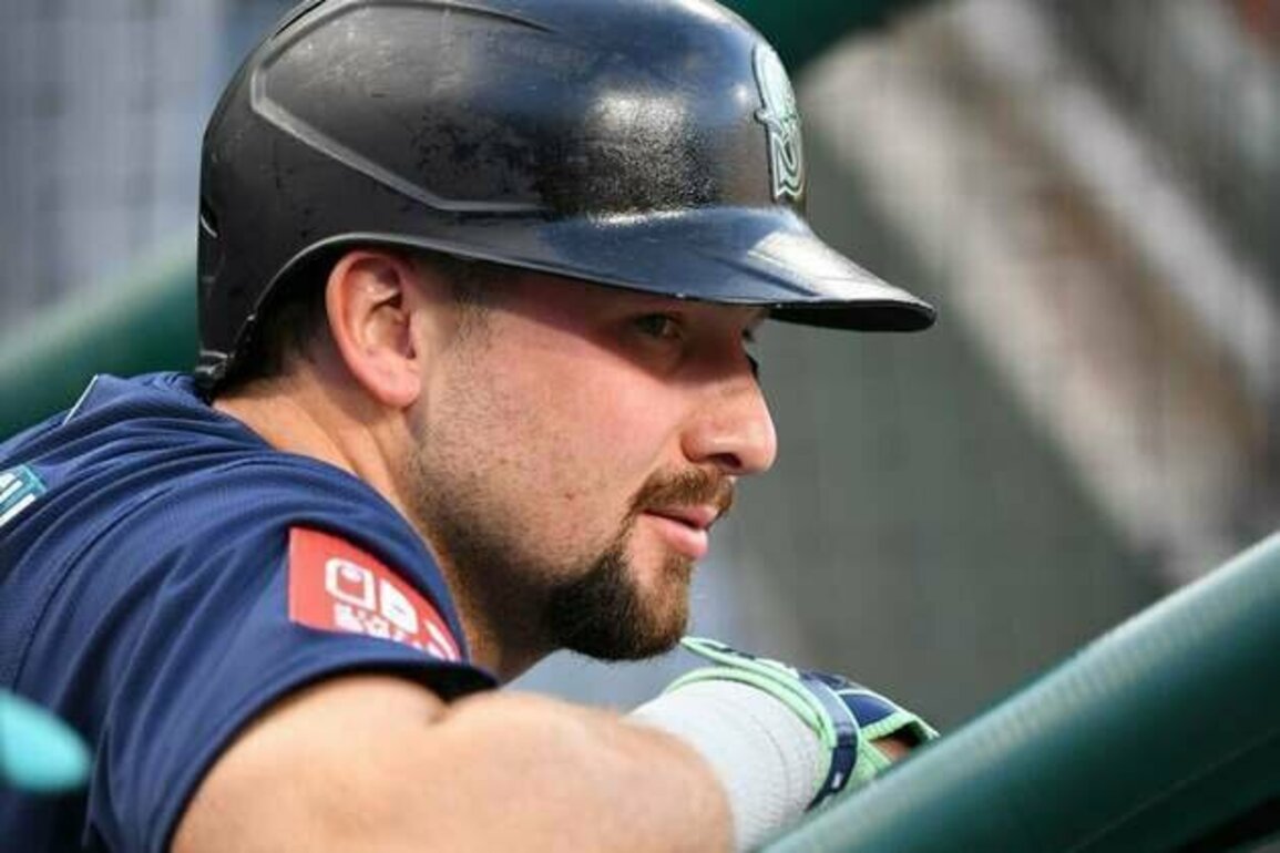 Mariners' Cal Raleigh breaks single-season HR record for catchers