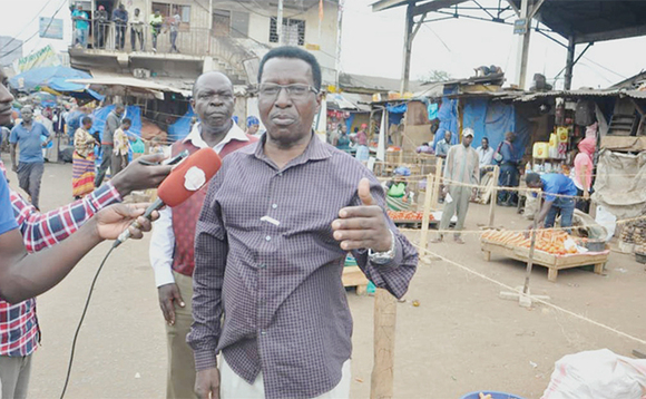 Akulira akatale ka Owino ng’ayogera eri abasuubuzi. Akulira akatale ka Owino ng’ayogera eri abasuubuzi.