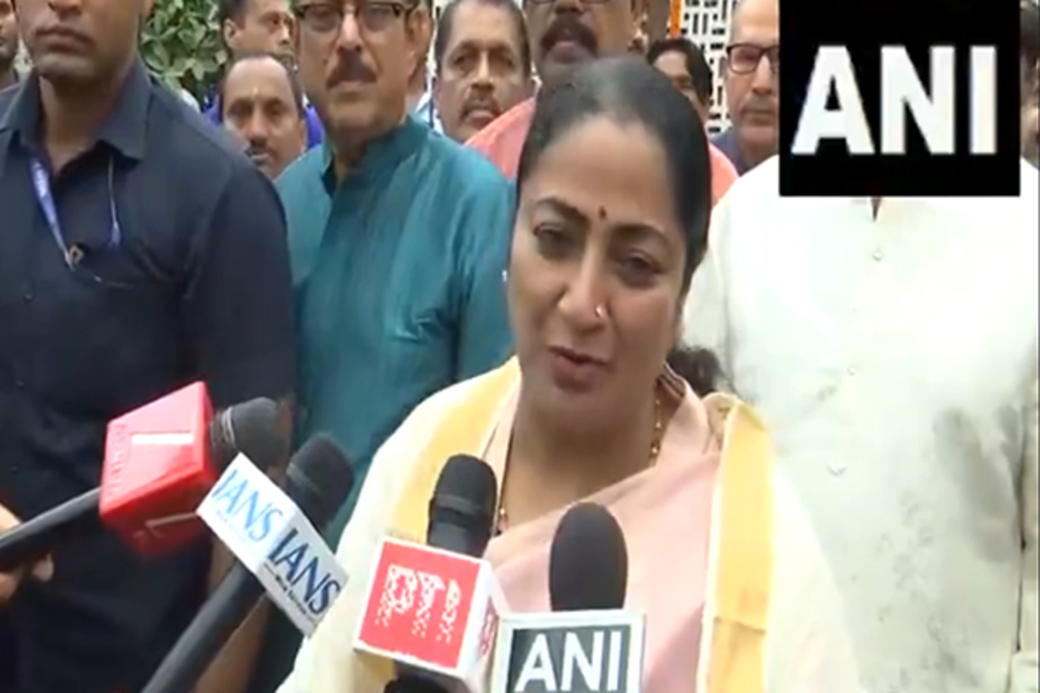 "Delhi is with the families of Kerala in their happiness and sorrow": CM Rekha Gupta celebrates Onam at her residence