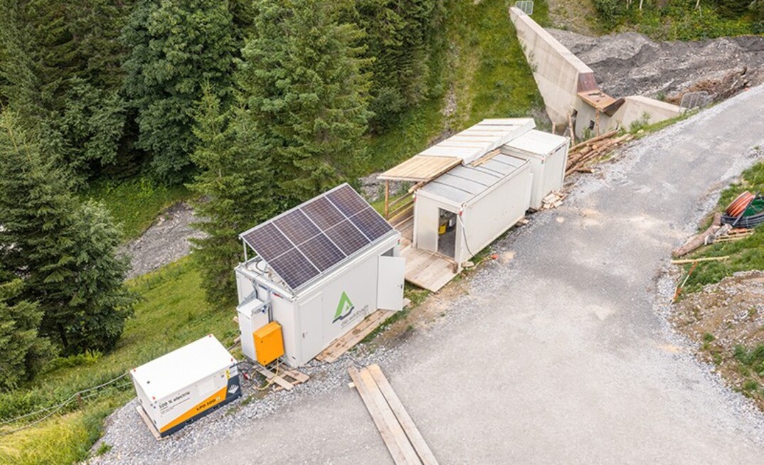 With a capacity of 94kWh, the LPO 100 mobile energy storage unit by Liebherr buffers the fixed power connection on site
