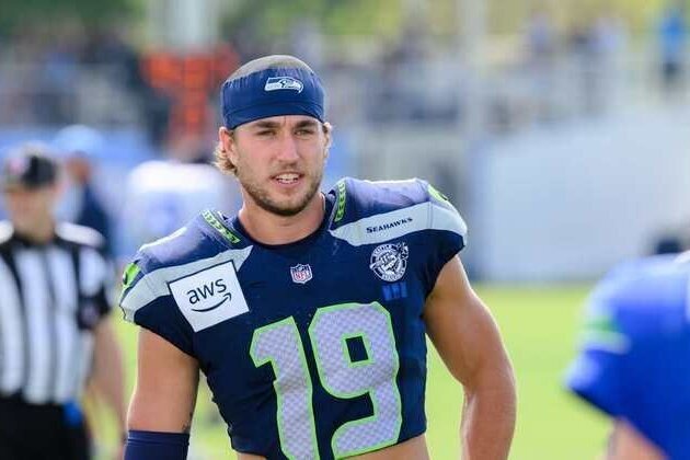 Seahawks Place WR Jake Bobo On Injured Reserve; Sign WR Julian Hicks