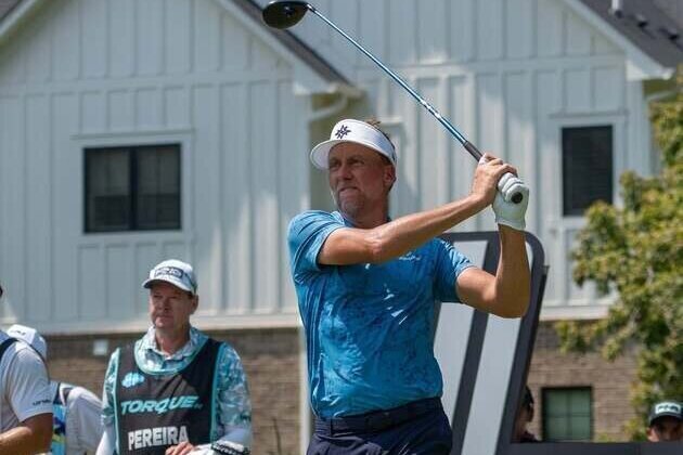Ian Poulter plays on torn meniscus, surgery set for September