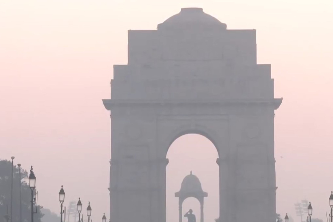 Delhi's air quality remains 'poor' at 292; layer of smog covers city
