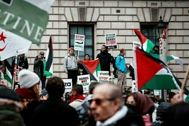 Protesters in London March to US Embassy against Trumps Gaza Proposal