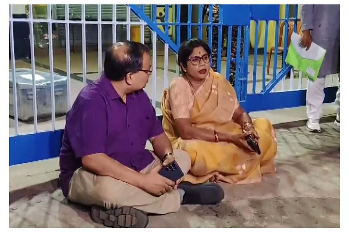 "There is no transparency": TMC leaders Kunal Ghosh and Shashi Panja protest outside strong room over alleged opening of postal ballots