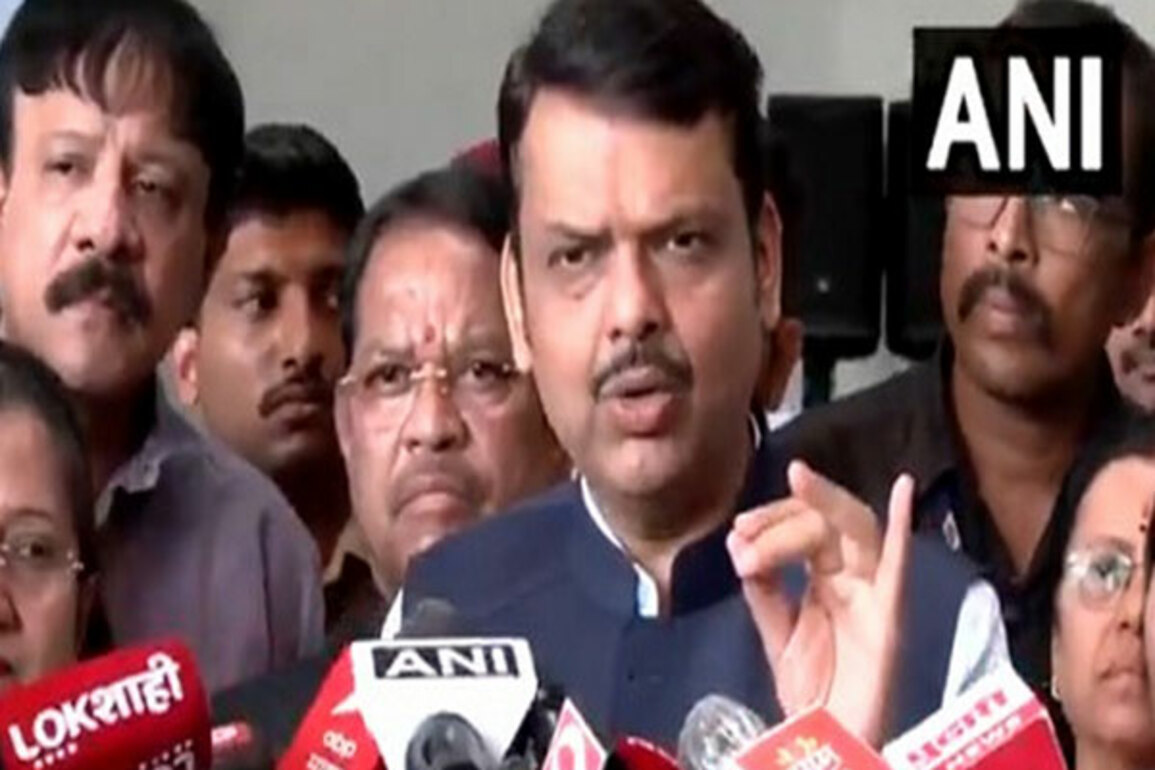 "Dhool chehre pe thi aur aap aina saaf karte rahe'': Maharashtra CM Fadnavis takes sharp jibe at Rahul Gandhi