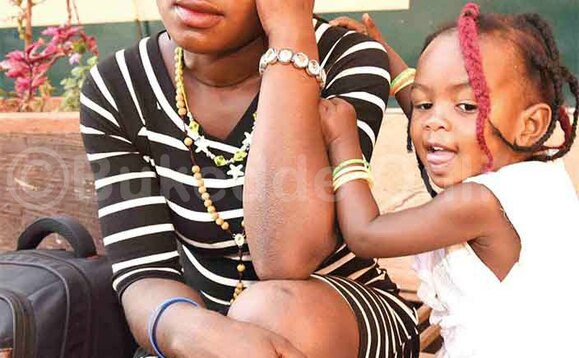 Nakalema n’omwana gw’agamba okuzaala mu Moze (ku kkono mu katono). Nakalema n’omwana gw’agamba okuzaala mu Moze (ku kkono mu katono).