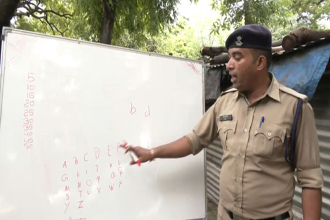 MP Constable runs pathshala for slum children in Indore
