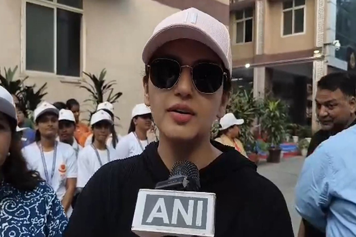 Huma Qureshi joins school students for 'Run for Unity' on Sardar Vallabhbhai Patel's birth anniversary, calls it "wonderful initiative"