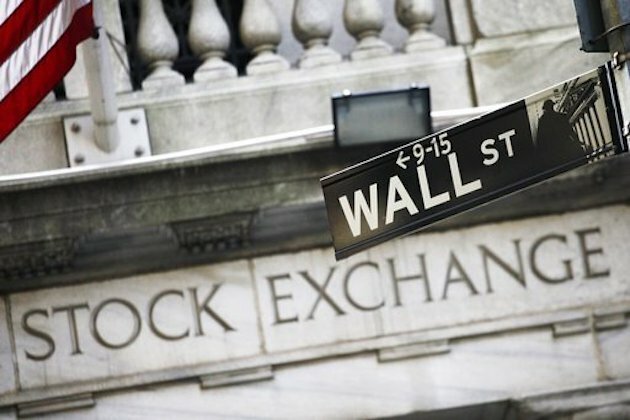 U.S. stocks make limited gains as European markets sink