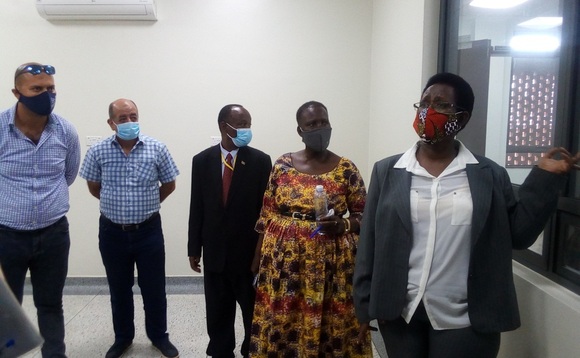 Dr. Diana Atwine n'abakulu abalala nga balambula eddwaaliro Dr. Diana Atwine n'abakulu abalala nga balambula eddwaaliro