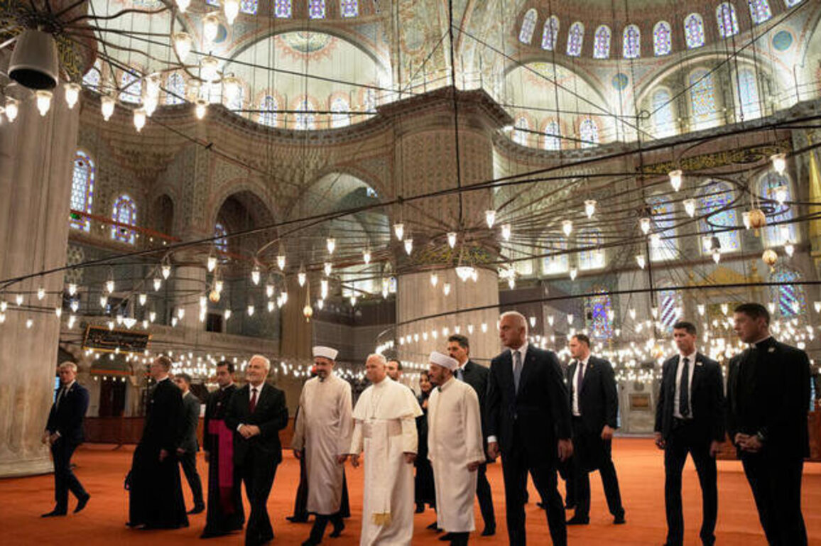 Pope visits Blue Mosque, then holds mass in Istanbul