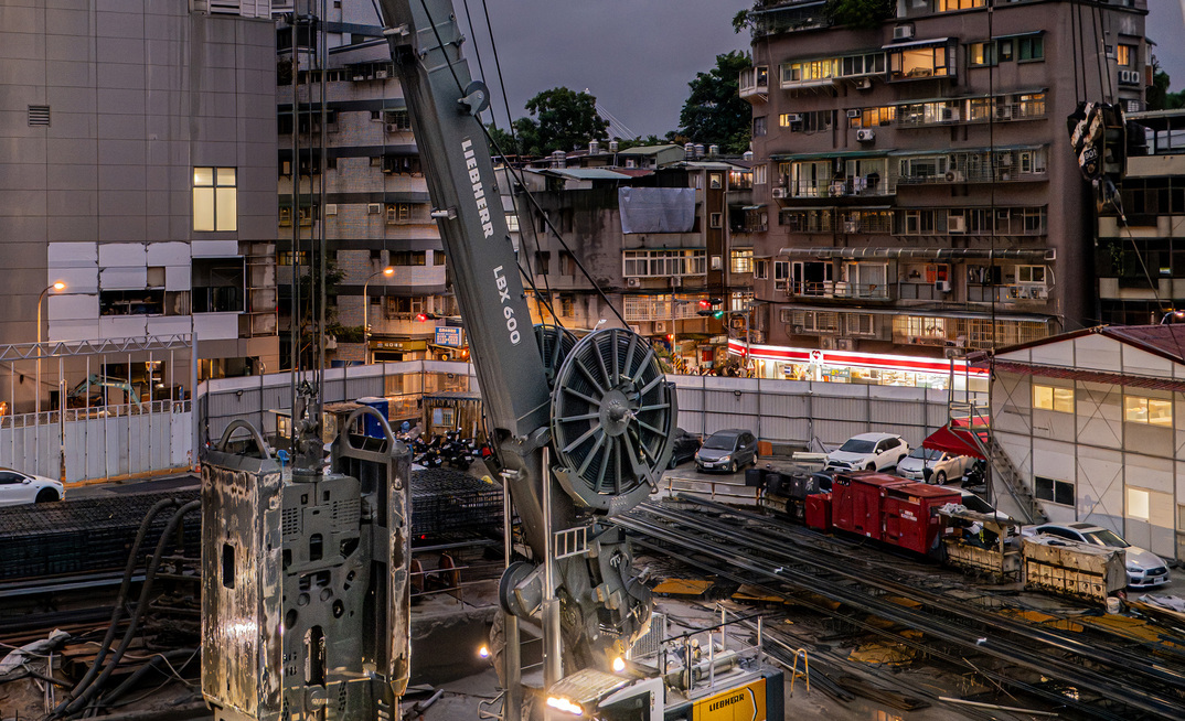 The compact and modular design of the LBX 600 is particularly impressive on restricted jobsites