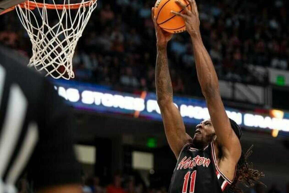 Top 25 roundup: No. 1 Houston pulls out win over No. 22 Auburn
