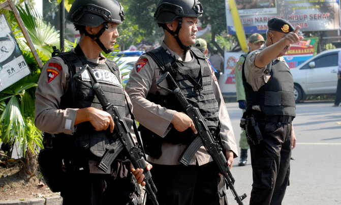 IS-linked suicide bomber hits Indonesia police station IS-linked suicide bomber hits Indonesia police station