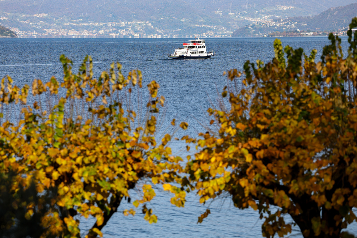 ITALY-LAKE COMO-AUTUMN-SCENERY
