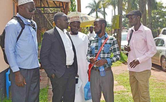 Munnamateeka Baryamusiima (mu kkooti) ng'ali n'abamu ku bavunaanibwa okwenyigira mu kutemula Kaweesi. Mu ssaati ey'ebikuubo ye yategeerekeseeko erya Shafic ng'amuttottorera ennaku gye bayitamu.amawuli Munnamateeka Baryamusiima (mu kkooti) ng'ali n'abamu ku bavunaanibwa okwenyigira mu kutemula Kaweesi. Mu ssaati ey'ebikuubo ye yategeerekeseeko erya Shafic ng'amuttottorera ennaku gye bayitamu.amawuli