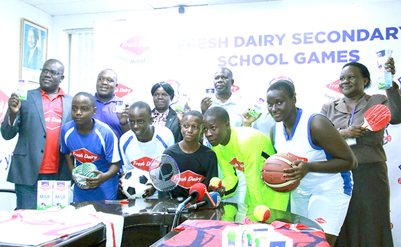 Abakungu ba kkampuni ya Fresh Diary n'abakulembeze b'ekibiina ekiddukanya emizannyo mu masomero ga siniya, ekya Uganda Secondary Schools Sports Association, nga bali n'abamu ku bayizi ku Lwokuna Abakungu ba kkampuni ya Fresh Diary n'abakulembeze b'ekibiina ekiddukanya emizannyo mu masomero ga siniya, ekya Uganda Secondary Schools Sports Association, nga bali n'abamu ku bayizi ku Lwokuna
