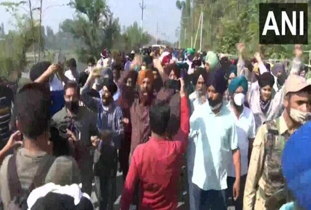 J-K: Protests held against killing of 2 teachers in Srinagar