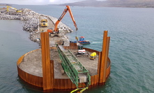  Piles for the Dinish wharf extension project were driven into seabed rock with a BSP heavy-duty CX579 impact hydraulic piling hammer