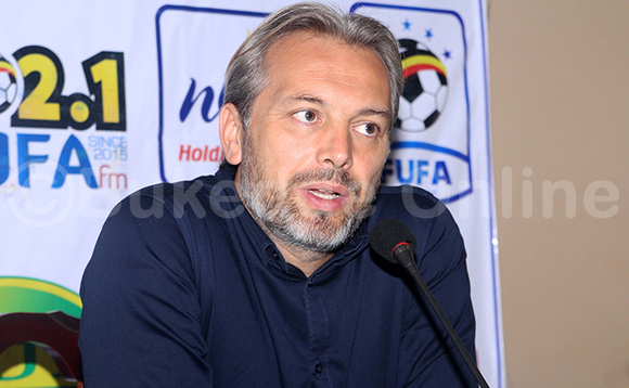 Omutendesi wa Cranes, Sebastien Dessabre afulumizza olukalall lw'abazannyi b'atwala mu nkambi e Niger ttiimu gy'egenda okuzannyira emipiira ebiri egy'okwegezaamu. (STEPHEN MAYAMBA) Omutendesi wa Cranes, Sebastien Dessabre afulumizza olukalall lw'abazannyi b'atwala mu nkambi e Niger ttiimu gy'egenda okuzannyira emipiira ebiri egy'okwegezaamu. (STEPHEN MAYAMBA)