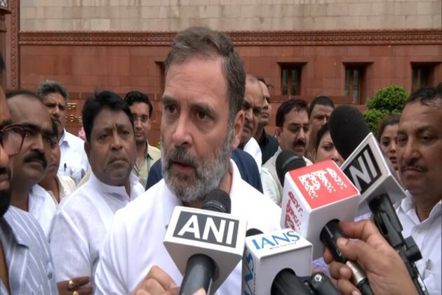 "Hindustan mein election chori kiye jaa rahe hai": Rahul Gandhi trains gun on EC amid voter list revision in Bihar
